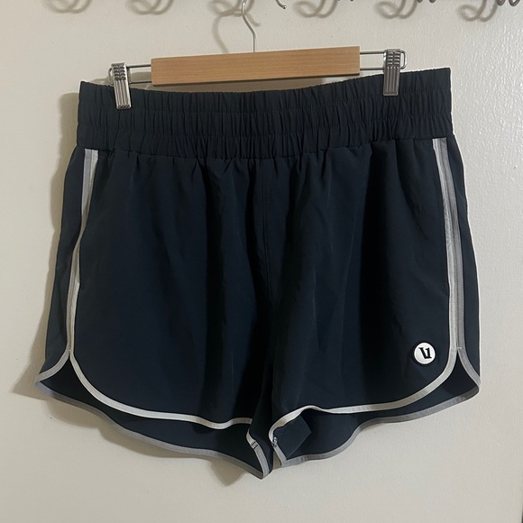 Vuori Pants - EUC Vuori Women’s Cardiff Shorts XXL